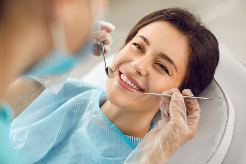 Dentistry dentist clinic appointment for happy smiling woman - Dentures in Federal Way Dentistry dentist clinic appointment for happy smiling woman - Dentures in Federal Way